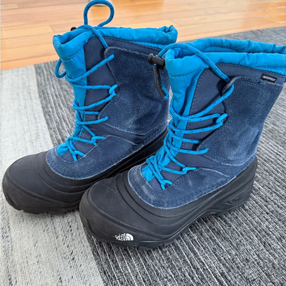 Used The North Face Kids Navy and Teal Snow Boots